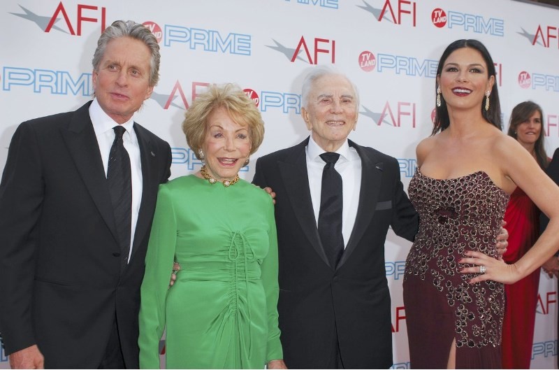 Michael Douglas a jeho rodičia Diana a Kirk Douglasovci, spolu s Catherine Zeta Jones 